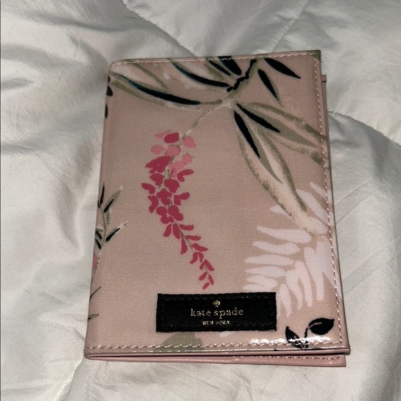 Kate Spade New York Daycation Botanical Passport Holder - Picture 1 of 5